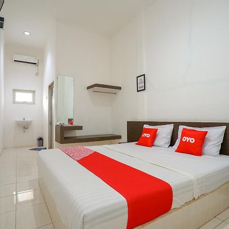 Super Oyo 1868 Penginapan Sekip Palembang Luaran gambar